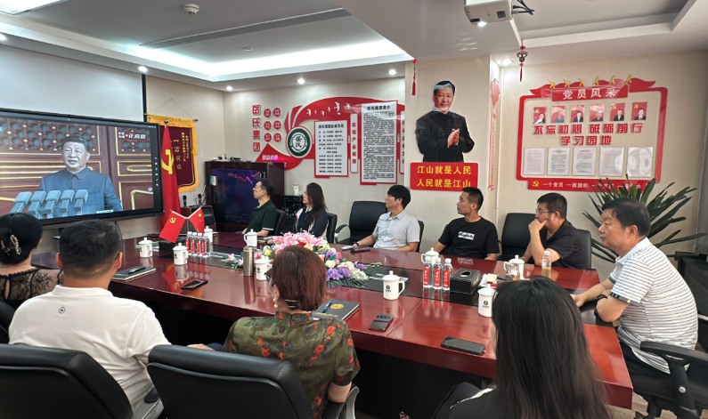 岳氏集團(tuán)組織觀(guān)看抗戰(zhàn)勝利閱兵，愛(ài)國(guó)情懷激蕩人心